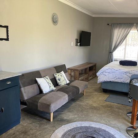 Stellies Accommodation - Room 1 Кетмансхоп Екстериор снимка