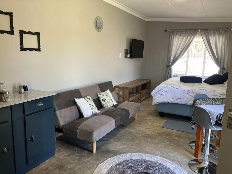 Stellies Accommodation - Room 1 Кетмансхоп Екстериор снимка