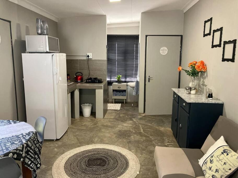 Stellies Accommodation - Room 1 Кетмансхоп Екстериор снимка