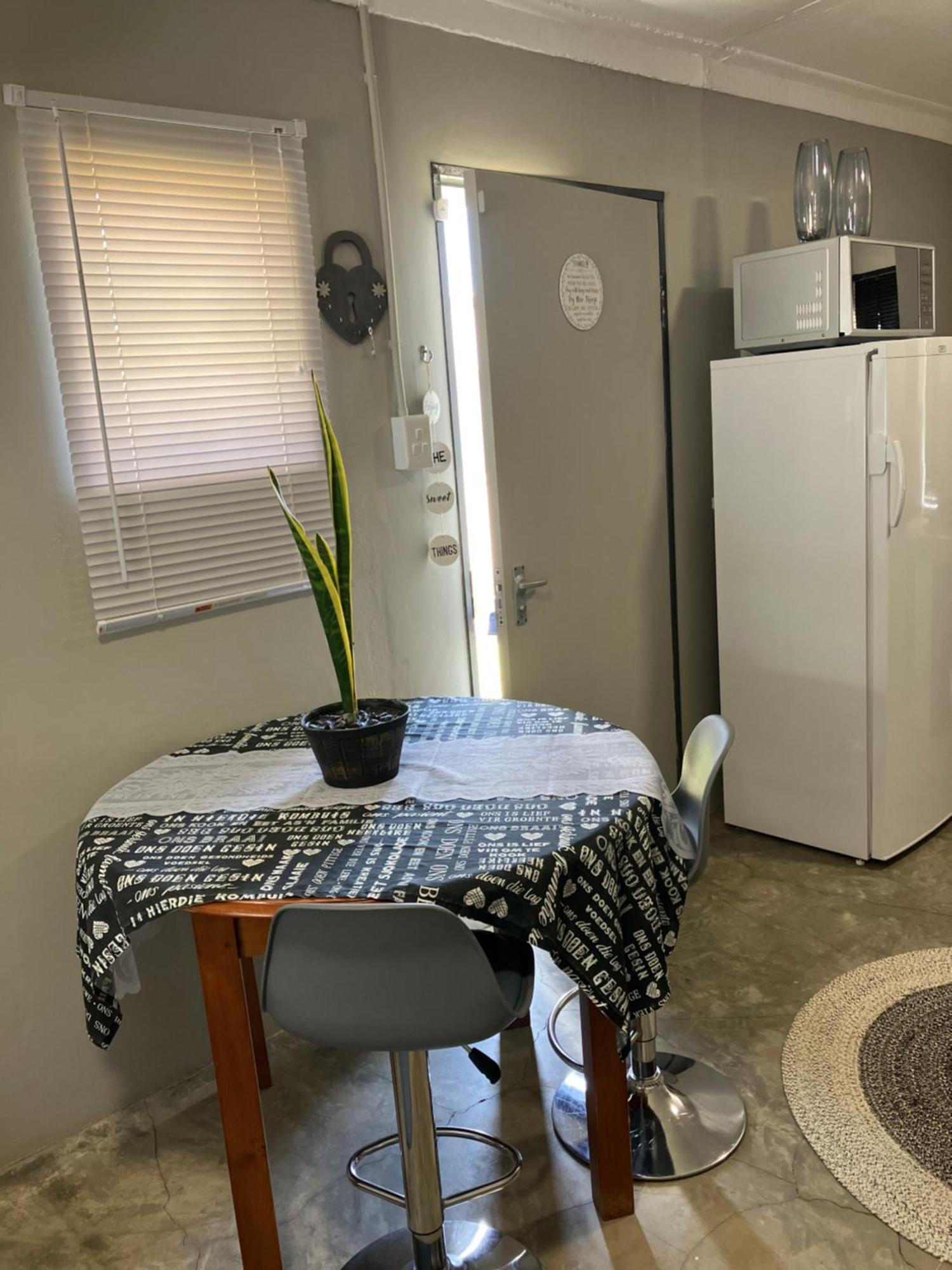 Stellies Accommodation - Room 1 Кетмансхоп Екстериор снимка