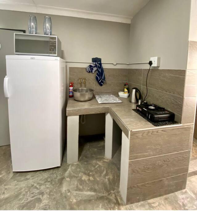 Stellies Accommodation - Room 1 Кетмансхоп Екстериор снимка